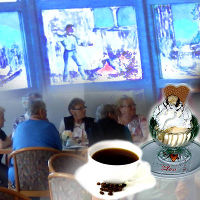 Glasbläser Café, bei Kaffee und Kuchen oder stärken Sie sich mit einer echten Thüringer Rostbratwurst, erfahren Sie dabei mehr über die Glasgeschichte von Neuhaus am Rennweg